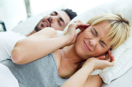Les ronflements la nuit : Comment les bouchons ZEN-ARA™ Silence(Pro) peuvent vous aider à mieux dormir